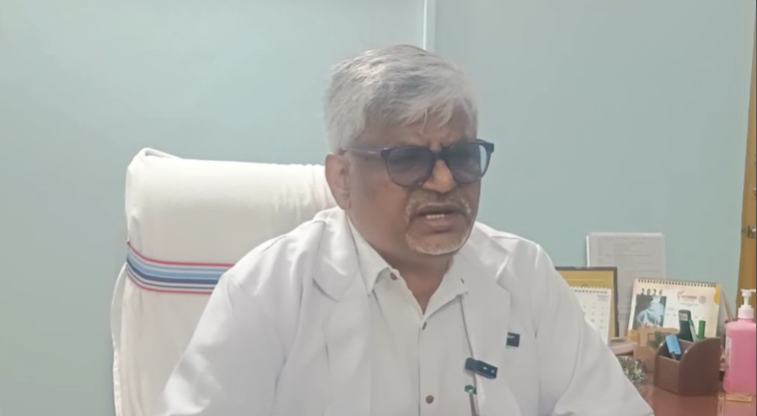 गुमला सदर अस्पताल परिसर में खड़ी 108 एंबुलेंस सेवा के वाहन।