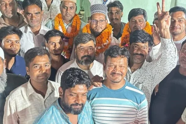 लातेहार के महुआडांड़ में जामा मस्जिद अंजुमन कमेटी चुनाव के सफल आयोजन के बाद विजयी प्रत्याशी और ग्रामीण।