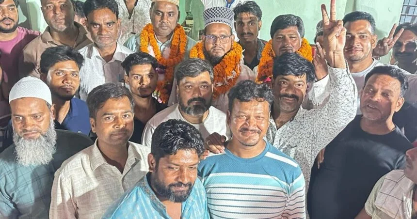 लातेहार के महुआडांड़ में जामा मस्जिद अंजुमन कमेटी चुनाव के सफल आयोजन के बाद विजयी प्रत्याशी और ग्रामीण।