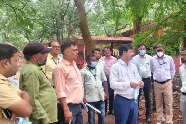 रांची के इटकी में अखिल भारतीय आयुर्वेद संस्थान की प्रस्तावित 40 एकड़ भूमि का निरीक्षण करते अधिकारी