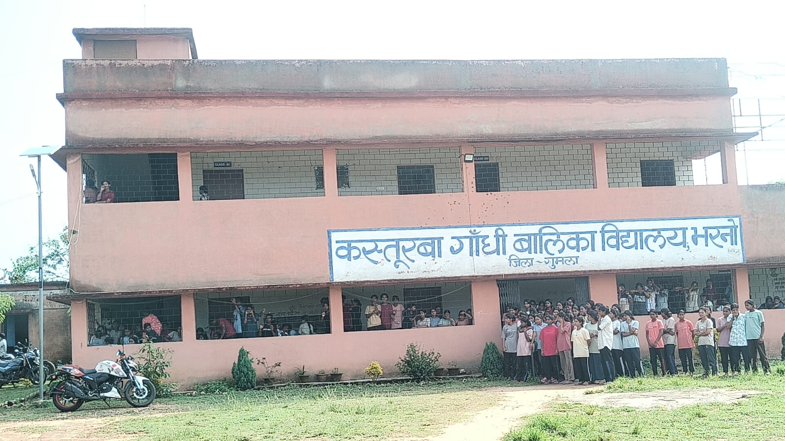गुमला के भरनो KGBV छात्रावास में 10वीं की छात्रा ने फांसी लगाई, जांच शुरू