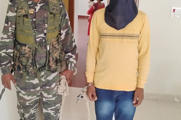 रांची के धुर्वा में पुलिस कार्रवाई के दौरान गिरफ्तार ब्राउन शुगर पैडलर