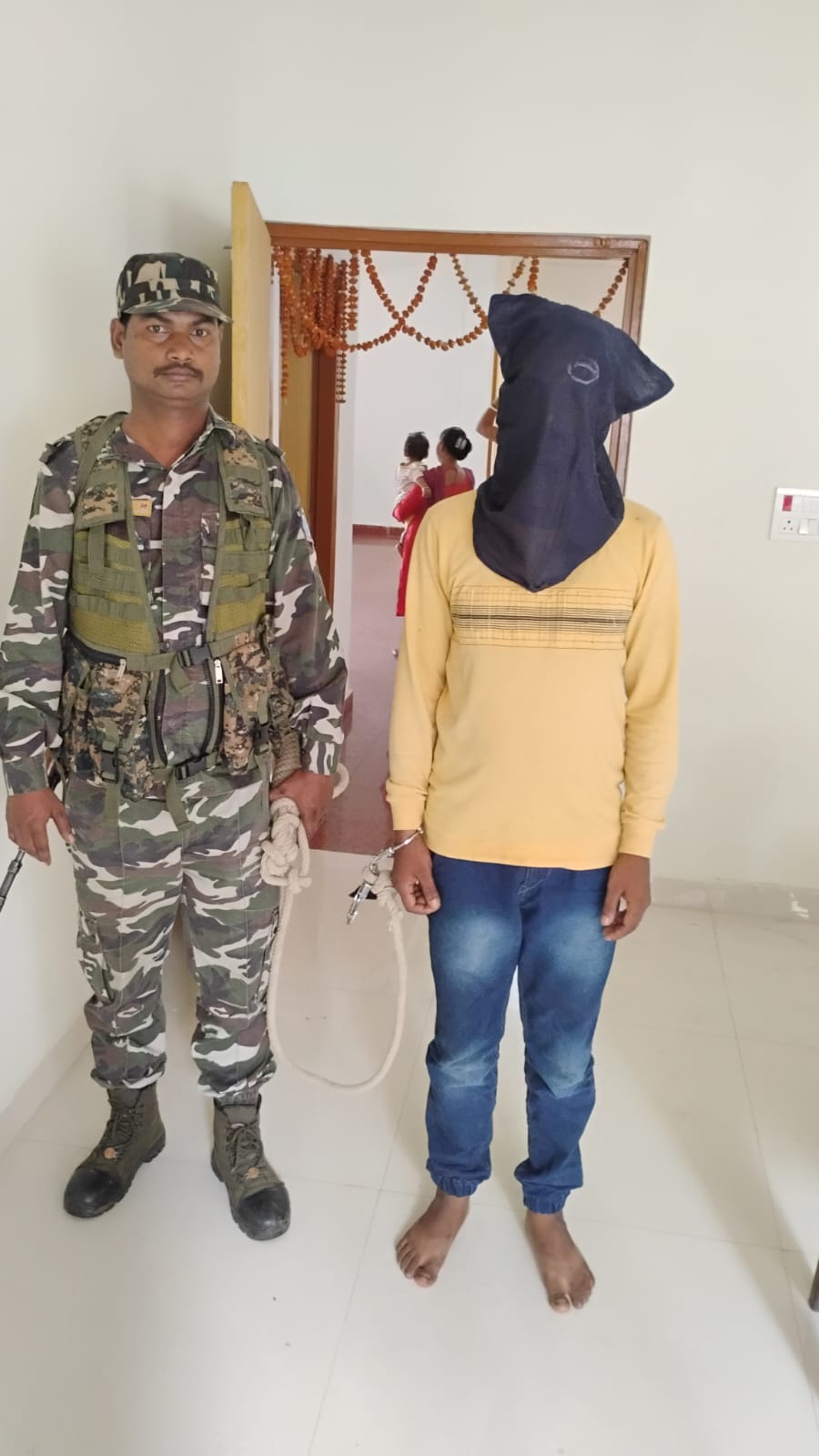 रांची के धुर्वा में पुलिस कार्रवाई के दौरान गिरफ्तार ब्राउन शुगर पैडलर