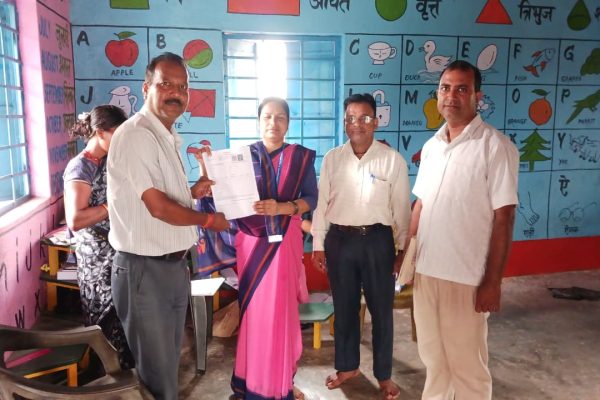 बोकारो के पोडदाग मॉडल आंगनबाड़ी केंद्र में SIR फॉर्म लेने पहुंचे लोग