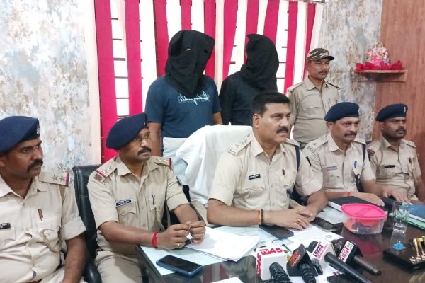 पेटरवार छिनतई कांड का खुलासा करते एसडीपीओ और गिरफ्तार आरोपी के साथ बरामद बुलेट