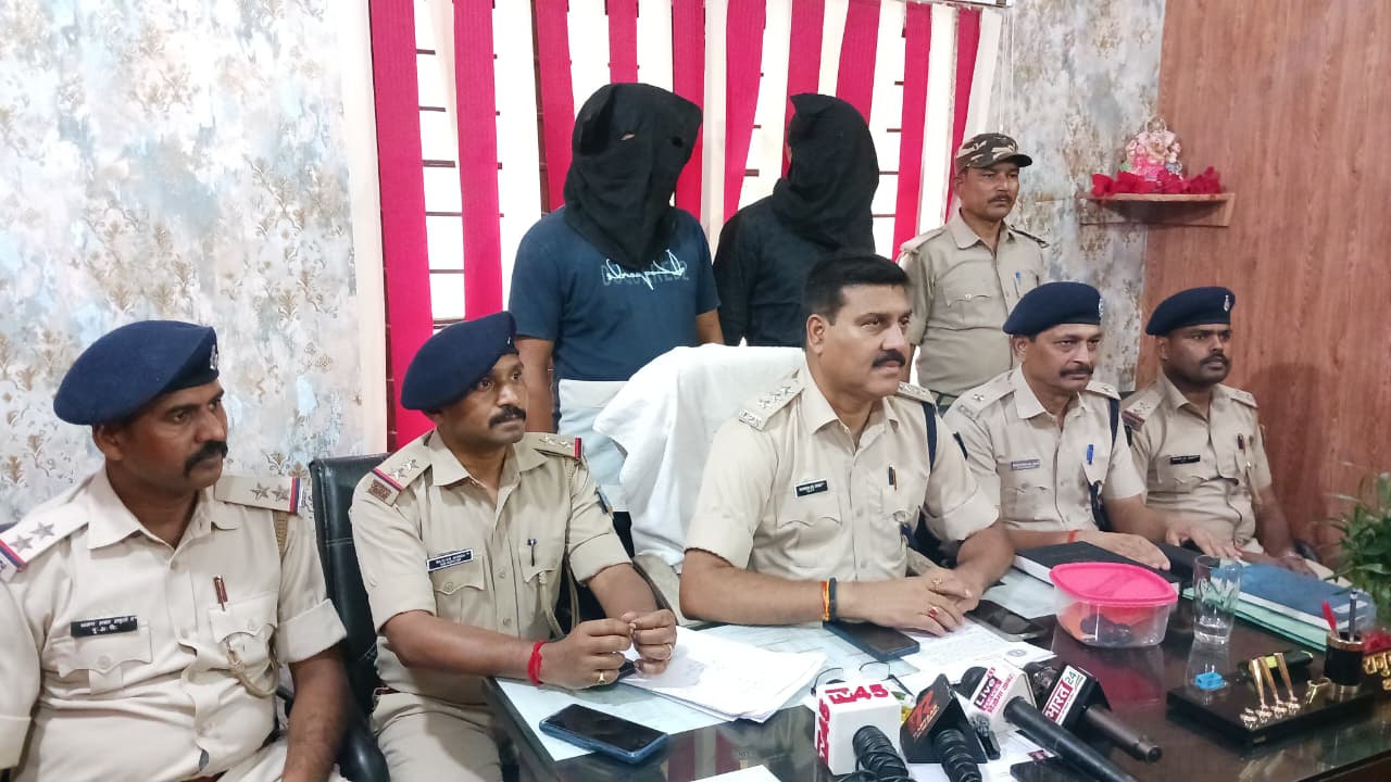 पेटरवार छिनतई कांड का खुलासा करते एसडीपीओ और गिरफ्तार आरोपी के साथ बरामद बुलेट