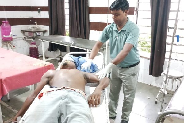 बोकारो के पेटरवार में सड़क हादसे के बाद घायल युवक को अस्पताल ले जाते स्थानीय लोग।