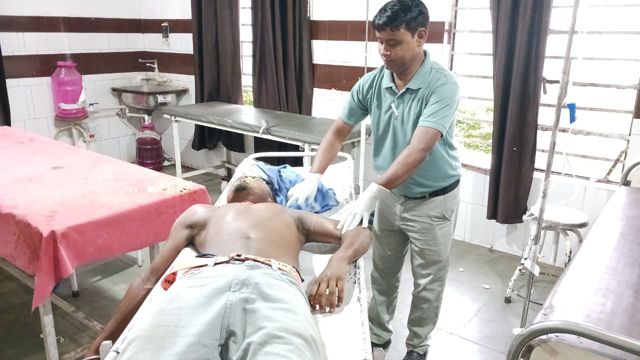 बोकारो के पेटरवार में सड़क हादसे के बाद घायल युवक को अस्पताल ले जाते स्थानीय लोग।