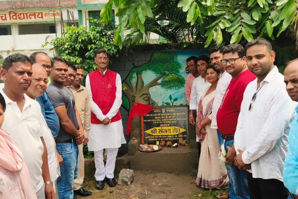 कांके के बोड़ेया हाई स्कूल में आधुनिक पुस्तकालय का लोकार्पण करते सांसद संजय सेठ।