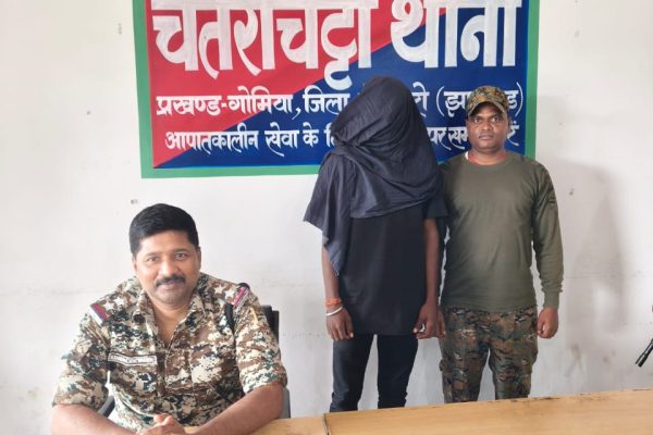 बोकारो के चतरो चट्टी थाना क्षेत्र में वारंटी की गिरफ्तारी के दौरान पुलिस टीम।