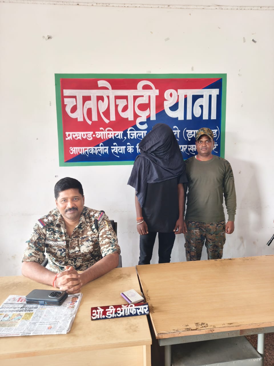 बोकारो के चतरो चट्टी थाना क्षेत्र में वारंटी की गिरफ्तारी के दौरान पुलिस टीम।