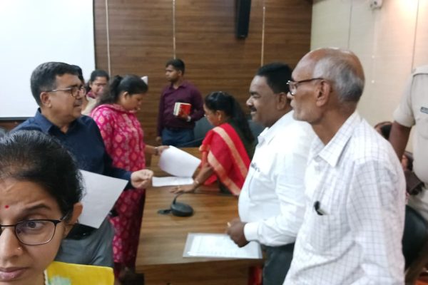 बोकारो उपायुक्त से तेनुघाट अधिवक्ता भवन के लिए जमीन आवंटन पर चर्चा करते अधिवक्ता संघ के पदाधिकारी।