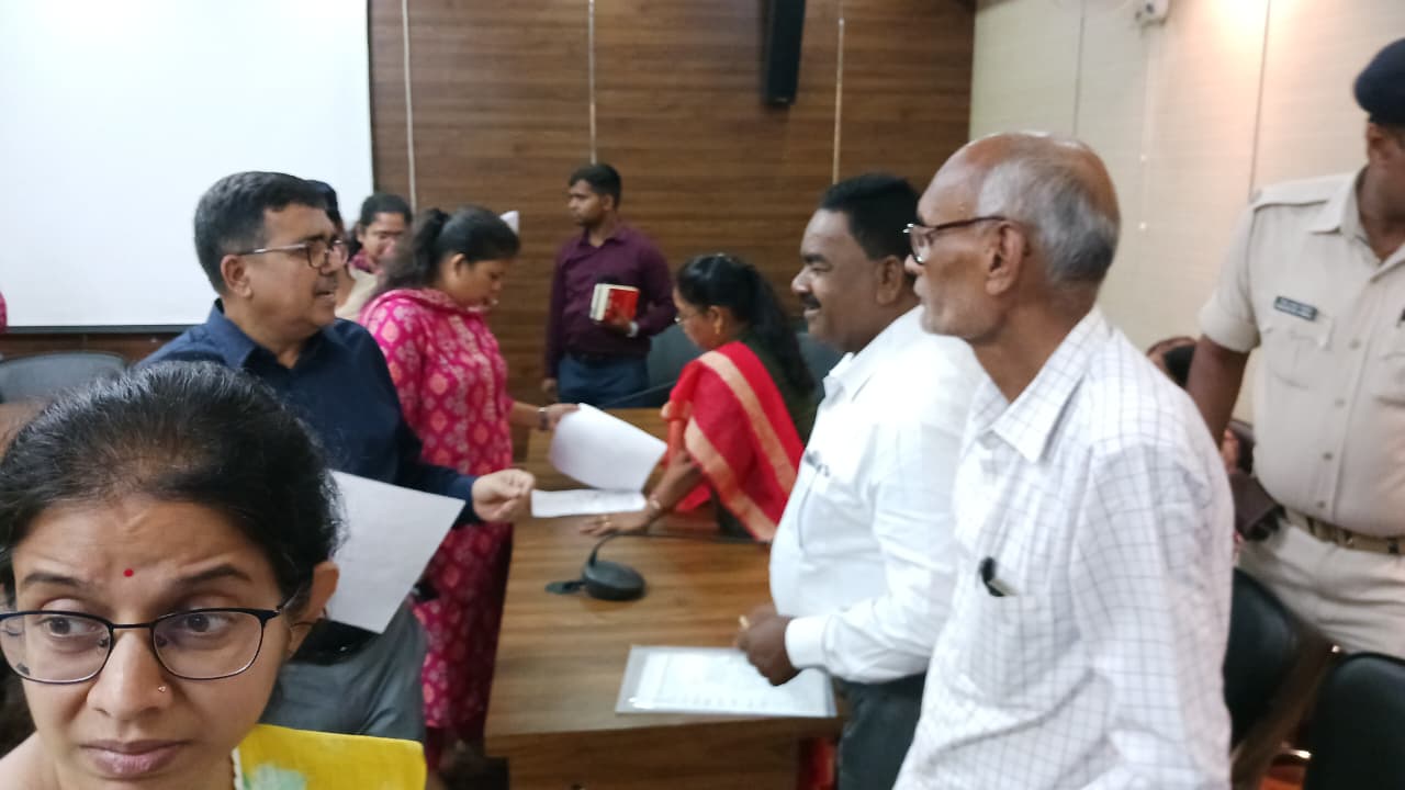 बोकारो उपायुक्त से तेनुघाट अधिवक्ता भवन के लिए जमीन आवंटन पर चर्चा करते अधिवक्ता संघ के पदाधिकारी।