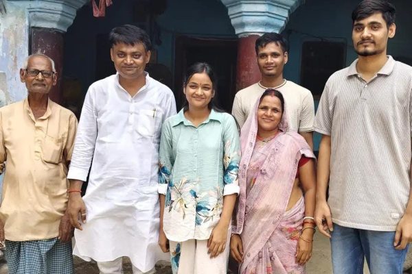 सहरसा में NEET परीक्षा पास करने वाले तीन भाई-बहन अपने परिवार के साथ।