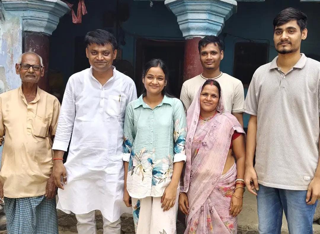 सहरसा में NEET परीक्षा पास करने वाले तीन भाई-बहन अपने परिवार के साथ।
