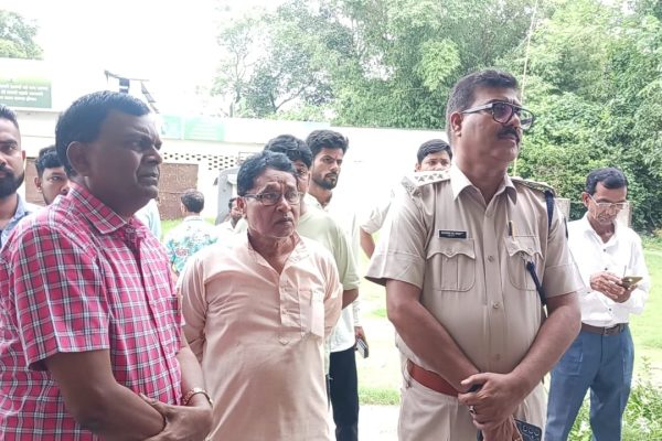 पेटरवार के मुख्यमंत्री कौशल विकास केंद्र में हत्या के बाद जांच करती पुलिस टीम।