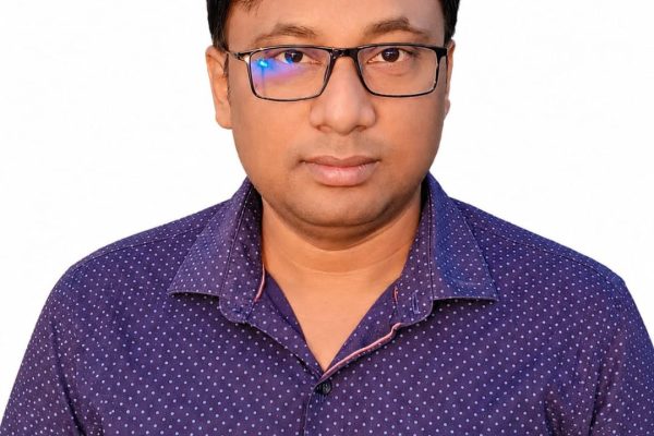 तेनुघाट सब जेल में कार्यभार ग्रहण करने के बाद निरीक्षण करते जेलर आशीष कुमार।