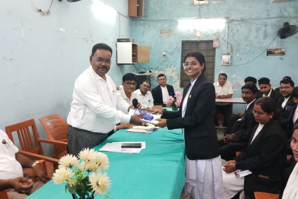 अधिवक्ता संघ बेरमो-तेनुघाट में नव अधिवक्ताओं के सम्मान समारोह का दृश्य।