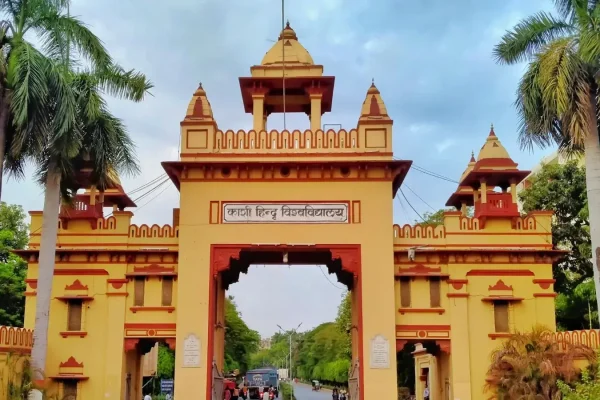बीएचयू और टीआईजीएस के वैज्ञानिक पार्किंसंस के इलाज के लिए प्रयोगशाला में स्टेम सेल तकनीक पर शोध करते हुए