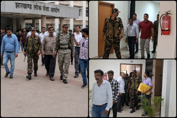 गुमला जिला शिक्षा अधीक्षक कार्यालय में कार्रवाई के दौरान एसीबी टीम।