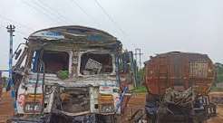 बहरागोड़ा के NH-18 पर ट्रक और अलकतरा टैंकर के बीच हुई भीषण सड़क दुर्घटना का दृश्य।