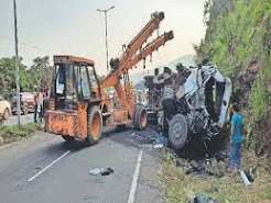 रामगढ़ की चुटूपालू घाटी में ट्रेलर का ब्रेक फेल होने के बाद दुर्घटनाग्रस्त हुए कई वाहन।