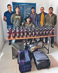 रांची रेलवे स्टेशन पर आरपीएफ ने हटिया-पटना एक्सप्रेस से 32 बोतल अवैध शराब बरामद कर उत्पाद विभाग को सौंपी।
