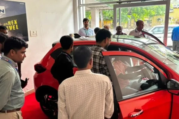 लातेहार के जय मां शारदा ऑटोमोबाइल्स शोरूम में द नेक्स्ट जेन टाटा टियागो कार के लॉन्चिंग समारोह का दृश्य।