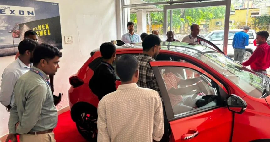 लातेहार के जय मां शारदा ऑटोमोबाइल्स शोरूम में द नेक्स्ट जेन टाटा टियागो कार के लॉन्चिंग समारोह का दृश्य।
