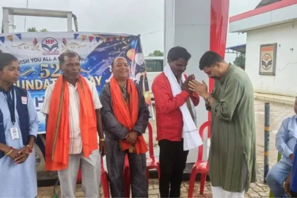सिसई के पुसो स्थित वसंती फ्यूल स्टेशन पर एचपीसीएल के 50 वर्ष पूरे होने पर ग्राहकों को सम्मानित करते डॉ. अरुण उरांव।
