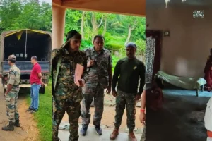 राहे के चुतरुडीह में मां की हत्या मामले की जांच करती पुलिस टीम