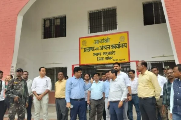 लातेहार के उपायुक्त संदीप कुमार ने महुआडांड़ में 30 बेड के नए अस्पताल का निरीक्षण किया।