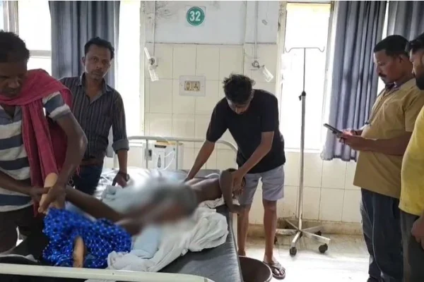 जशपुर के पत्थलगांव में बावड़ी में डूबने से बच्चे की मौत के बाद अस्पताल में इलाज जारी