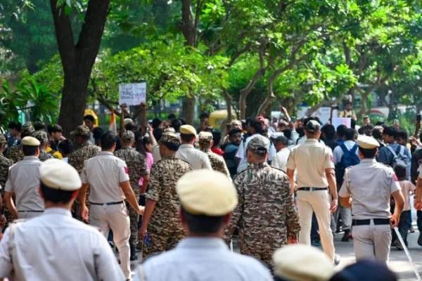 दिल्ली के जंतर मंतर पर शांतिपूर्ण प्रदर्शन की अनुमति मांगते सेवानिवृत्त पुलिस अधिकारियों का दल