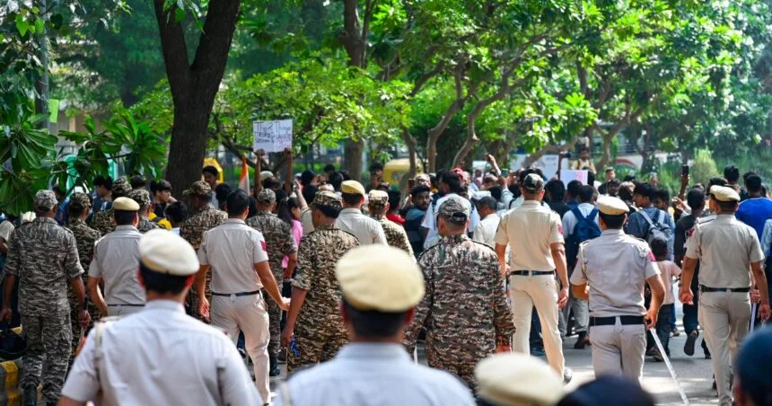 दिल्ली के जंतर मंतर पर शांतिपूर्ण प्रदर्शन की अनुमति मांगते सेवानिवृत्त पुलिस अधिकारियों का दल