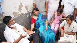 पटना के न्यू करबिगहिया में मृत बंटी यादव के परिजनों से मुलाकात कर सांत्वना देते सहकारिता मंत्री राम कृपाल यादव।