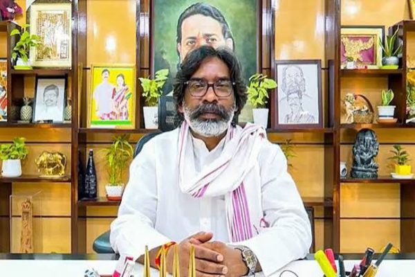 झारखंड जैक इंटर आर्ट्स की स्टेट टॉपर छोटी कुमारी को उच्च शिक्षा के लिए सहायता प्रदान करते मुख्यमंत्री हेमंत सोरेन के निर्देश।