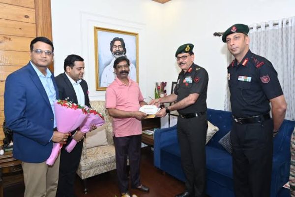 रांची में डूरंड कप 2026 के उद्घाटन समारोह के लिए CM हेमंत सोरेन को आमंत्रण देते सैन्य अधिकारी