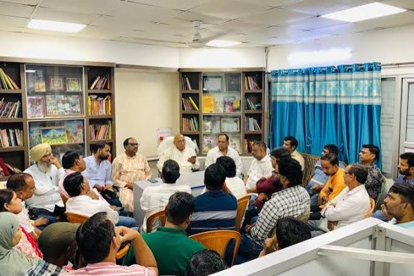 जमशेदपुर में मानगो नगर निगम के खिलाफ 27 जुलाई को धरने की घोषणा करते विधायक सरयू राय और जदयू नेता