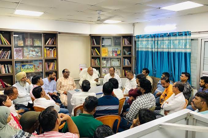 जमशेदपुर में मानगो नगर निगम के खिलाफ 27 जुलाई को धरने की घोषणा करते विधायक सरयू राय और जदयू नेता