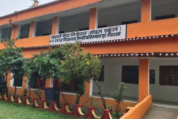 बिहार में मॉडल विद्यालयों को भगवा रंग से रंगने के फैसले पर पटना में जारी सियासी बयानबाजी।