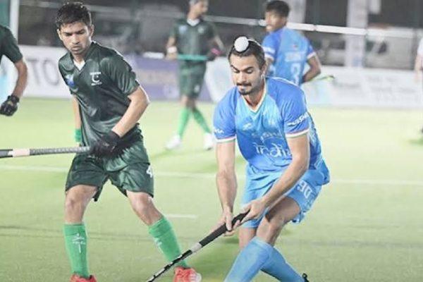 मस्कट में एफआईएच युवा हॉकी5 एशियाई चैम्पियनशिप जीत के बाद भारतीय सब जूनियर हॉकी टीम के खिलाड़ी।