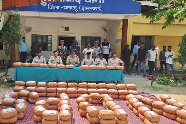 पलामू पुलिस द्वारा जब्त 320 किलो गांजा और पकड़ा गया आरोपी ट्रक चालक।