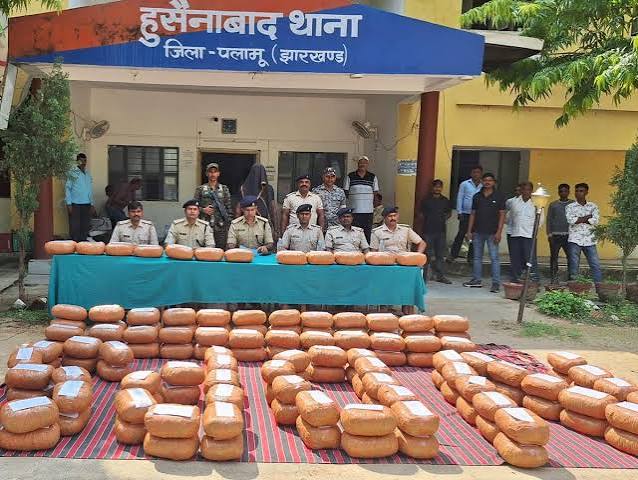 पलामू पुलिस द्वारा जब्त 320 किलो गांजा और पकड़ा गया आरोपी ट्रक चालक।