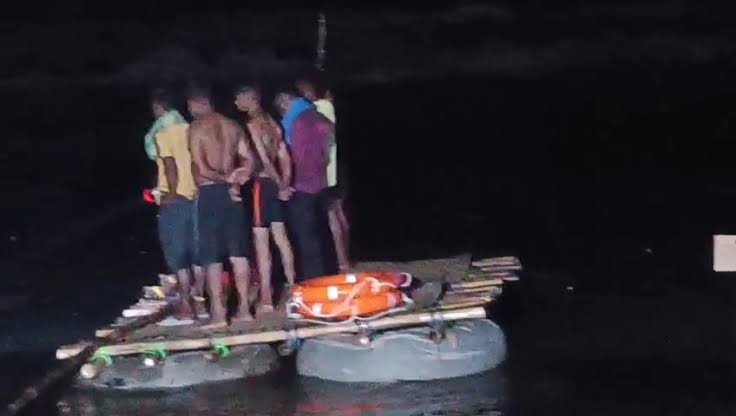 चांडिल में जायदा पुल के पास नदी से ट्रेलर चालक का शव बरामद करती NDRF की टीम