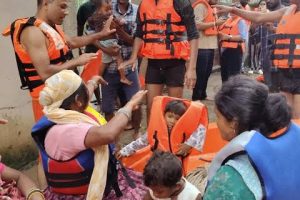 बलौदाबाजार के रिसॉर्ट में बाढ़ में फंसे पर्यटकों का नाव से रेस्क्यू करते होमगार्ड जवान