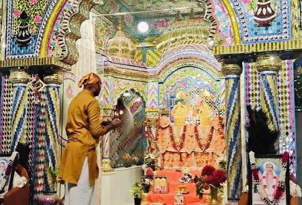 रांची के पुंदाग में श्री राधा-कृष्ण प्रणामी मंदिर के भजन-जागरण कार्यक्रम में शामिल हुए श्रद्धालु।