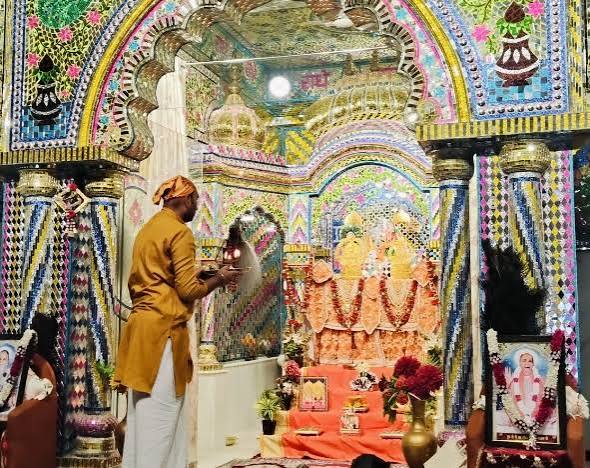 रांची के पुंदाग में श्री राधा-कृष्ण प्रणामी मंदिर के भजन-जागरण कार्यक्रम में शामिल हुए श्रद्धालु।