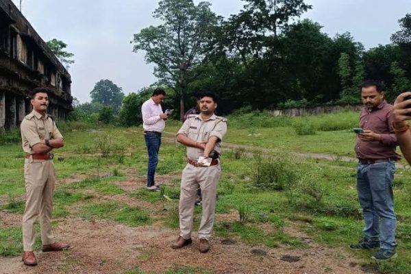 रामगढ़ के पतरातू में पुलिस और प्रिंस खान गैंग के बीच मुठभेड़ के बाद जांच करती पुलिस टीम।