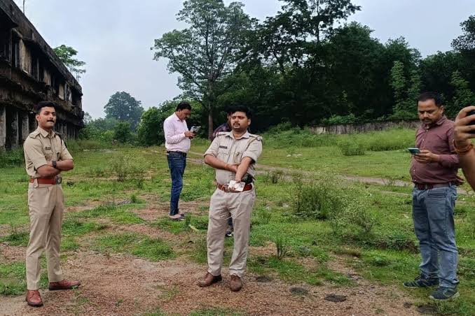 रामगढ़ के पतरातू में पुलिस और प्रिंस खान गैंग के बीच मुठभेड़ के बाद जांच करती पुलिस टीम।